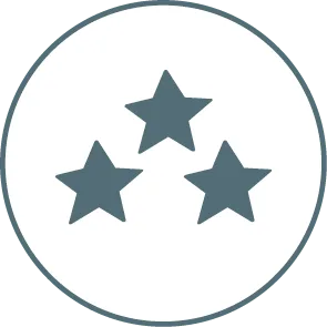 Icon von Leistungen im KFZ-Gutachter Bereich. Es zeigt die Leistung Bewertungen anhand von drei Sternen in einem Kreis. Es dient als Gestaltungselement.